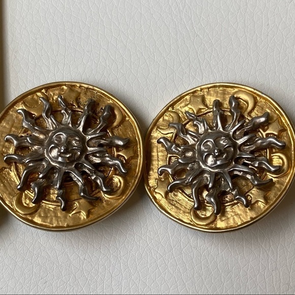 Lunch at the Ritz Beautiful vintage earrings-Clip on - Picture 5 of 7